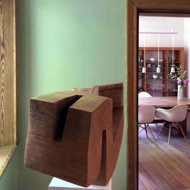 Skulptur im Eingangsbereich Holzskulptur von Yves Rasch im Eingangsbereich des Werkguts