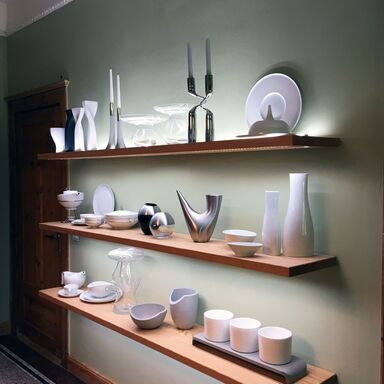 Mikeala Dörfels Designs in der Eingangshalle Vasen und Porzellangeschirr von Mikaela Dörfel auf einem Regal