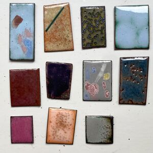 Verschiedene Emailleplättchen nach dem Brand