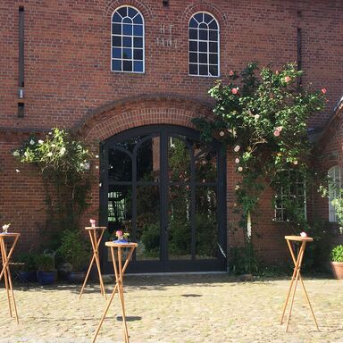 Tor zur Diele Tor zur Diele mit Stehtischen im Vordergrund, die für eine Hochzeit geschmückt wurden