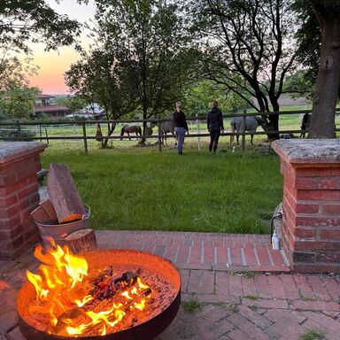 Lagerfeuer auf der Terasse vom Atelierhaus mit Blick auf die Pferde Lagerfeuer auf der Terasse vom Atelierhaus mit Blick auf die Pferde